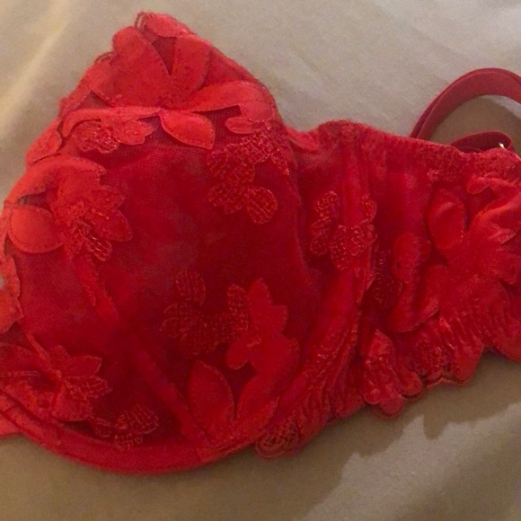 Victoria’s Secret!!! Beautiful Red Bra! Not padded - Picture 3 of 5